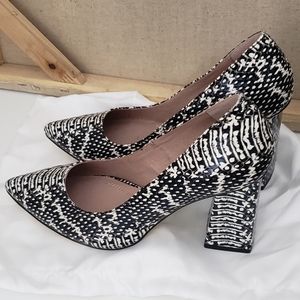 Dirty Laundry size 6 heels snake skin embossed black white